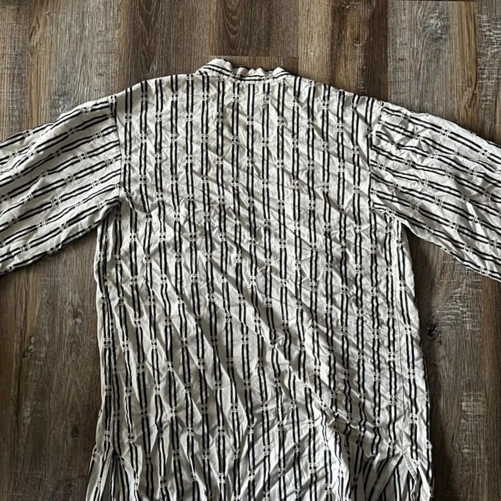 Universal Thread Kimono - Picture 5 of 5